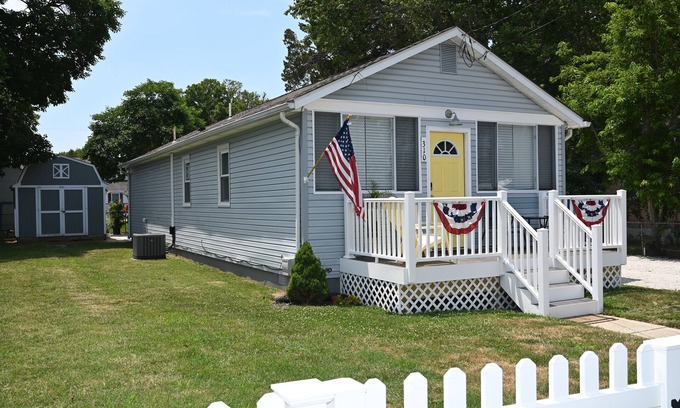 Villas Cottage | NEW LISTING! Beautiful Bayview Cottage a short walk to the beach
