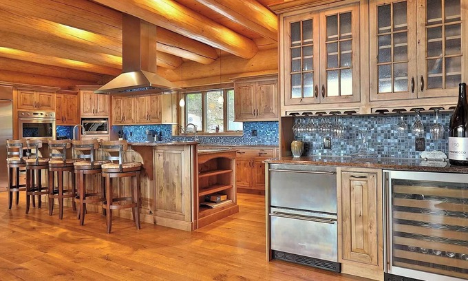 Andover House | New listing! Stunning Log Cabin on 70 acres w/private pond & hot tub, near Okemo