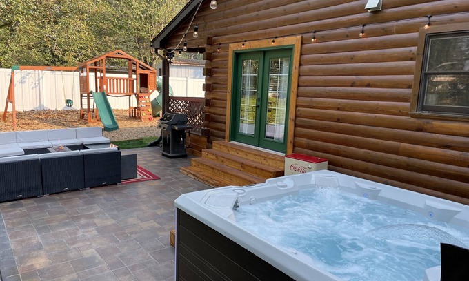 May Creek Cabin | NEW! Luxury beautiful cabin with New Hot tub and🏔