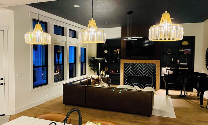 Star House | New Luxury Escape, Mountain Views, Pool & River Access!