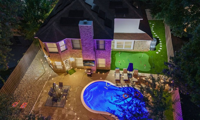 Flower Mound House | NEW Luxury Getaway: Two King Beds, Heated Pool and Grill