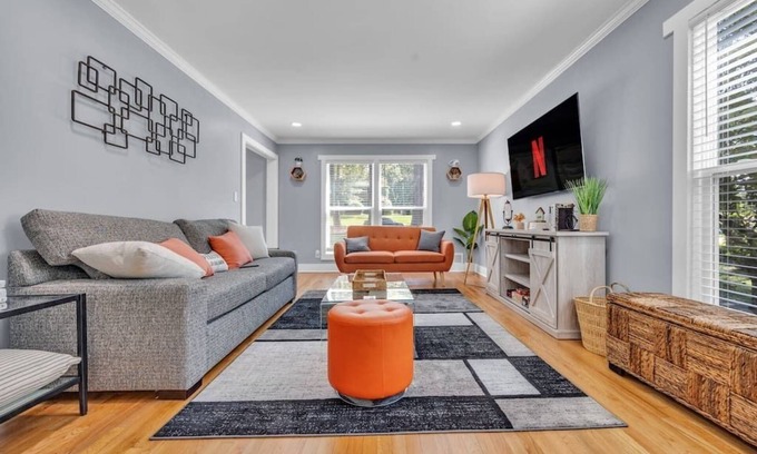 Decatur House | NEW! Modern Luxury w/Pool Table 3BR/5BD Sleeps 10