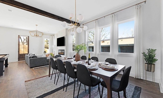 Hadley - Washington House | New Nash home: Games, Glam room, Private yard, BBQ