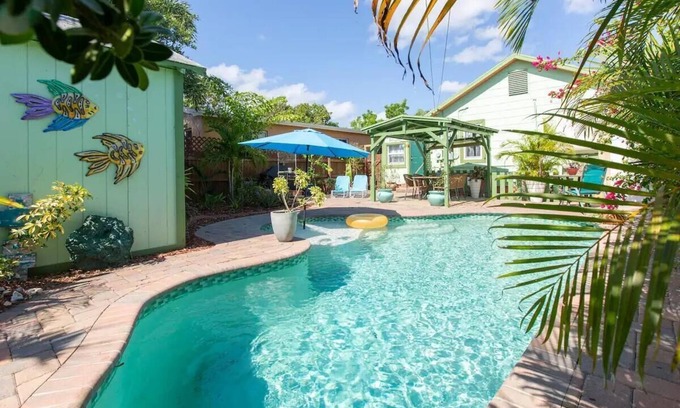 Mango Groves House | NEW:Papa Joe's Beach Cottage Walk to the beach or downtown!