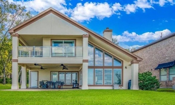 Walden on Lake Conroe House | New Private Pool Waterfront 5BR/5.5BA Home w/2 Docks