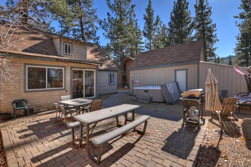 Big Bear Lake Ski Chalet | NEW- Red Robin W hot tub