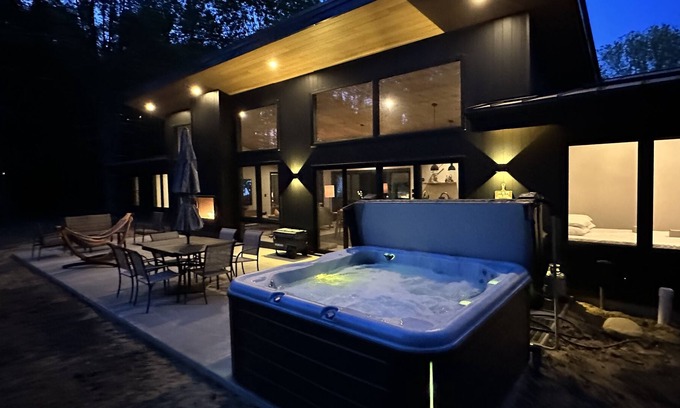 Fennville House | New Riverside Modern Home