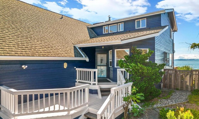 Ferndale House | New SANDY POINT 6 BEDS 3 BATHS BEACH HOUSE WITH AMAZING VIEWS