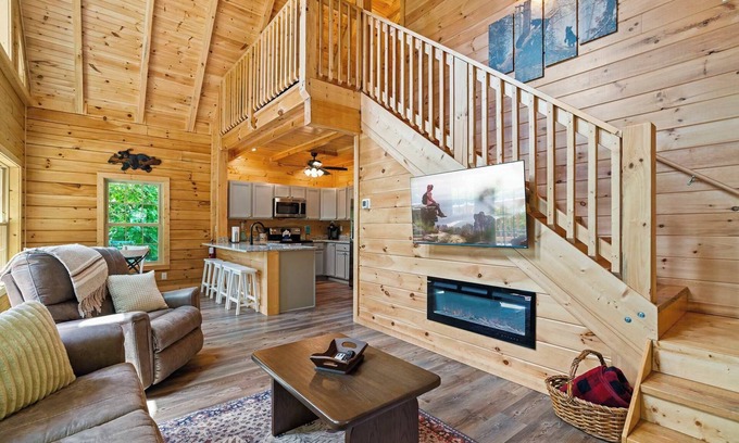 Gatlinburg Cabin | New Secluded Log Cabin, 1Mile to Downtown, Hot Tub