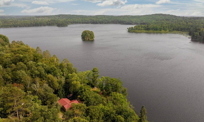 Fifty Lakes House | NEW! Secluded Wilderness Haven near snowmobile/hiking trails, King Bed & Jacuzzi