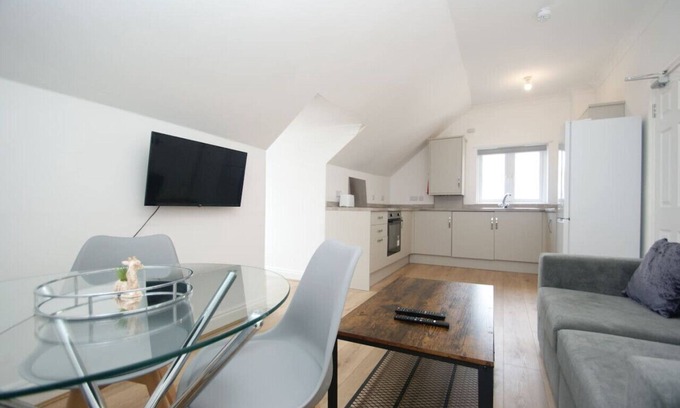 Cliftonville Apartment | NEW Spacious Modern Apartment