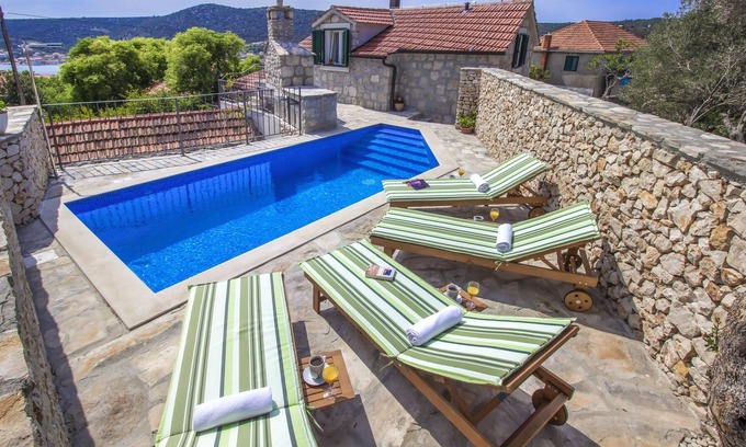 Vinisce Cabin | NEW STONE VILLA WITH HEATED POOL