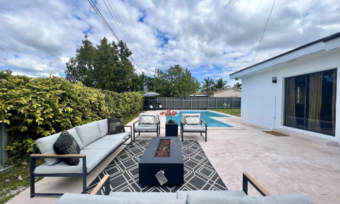 Horse Country House | New! The Moon House with Pool, Arcade & Basketball
