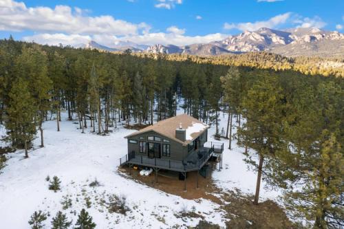 Pine House | New The Pine Getaway Lots of Room Hot Tub Views