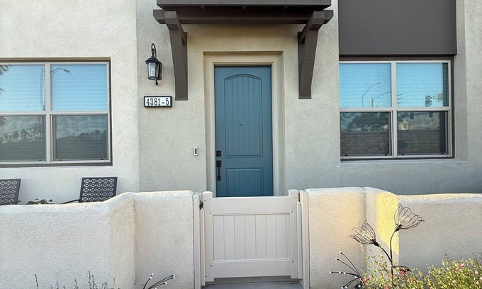 Ontario House | New townhome in lovely Ontario with WiFi, AC Garage Parking