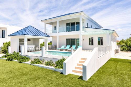Discovery Bay Villa | New Unique Villa Blue Top! Waterfront 4 Bedroom