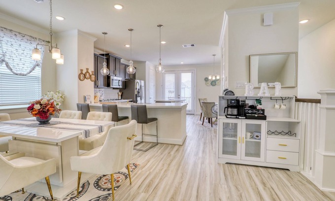 Southeast Houston House | New! Upscale Gateway, 15 min to NRG stadium , Downtown Houston and Med center.