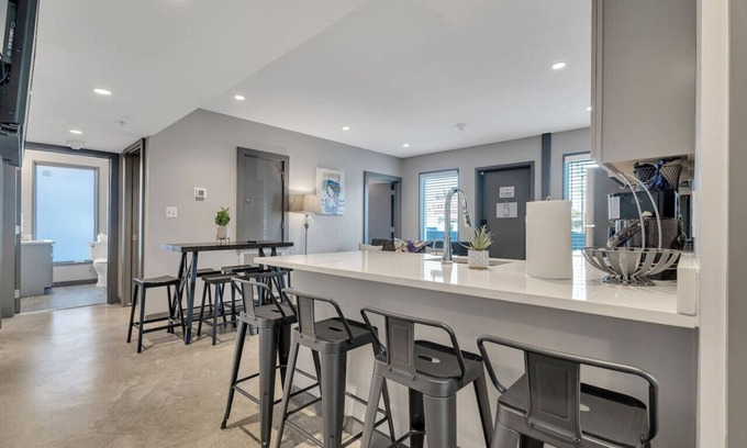 New Orleans Hotel | Newly Built Group Pad 5min to Frenchman/FQ+Parking