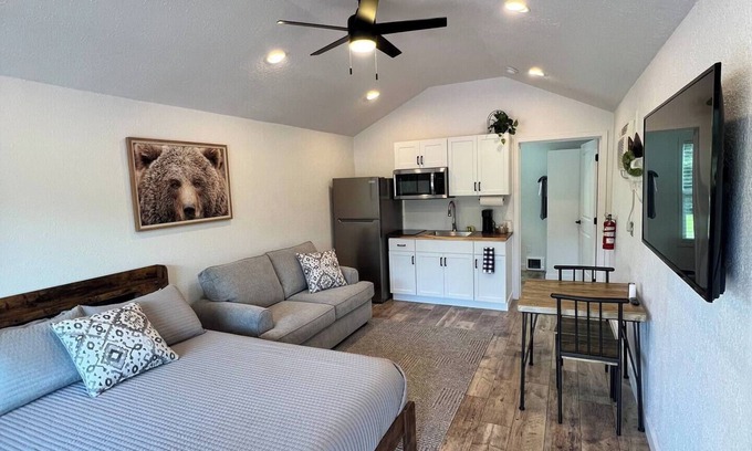 Coram Cabin | Newly Remodeled Bear Den Cabin! 6 mi to Glacier!