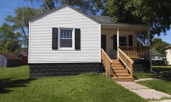 Linwood House | Newly remodeled cottage & heated barn only minutes from the Marina!
