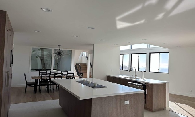 Malibu House | NEWLY RENOVATED 6 DEBROOM HOUSE - PERFECT FAMILY GET AWAY/REUNIONS