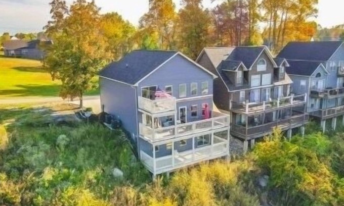 Somerset House | Newly Renovated ‘Harborview’ overlooking Lee’s Ford Marina on Lake Cumberland