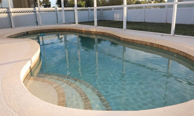 Rotonda Heights House | nFamily & Pet Spa-Like Stay Heated Pool & Steam Shower , King Bed, 12 min beach!
