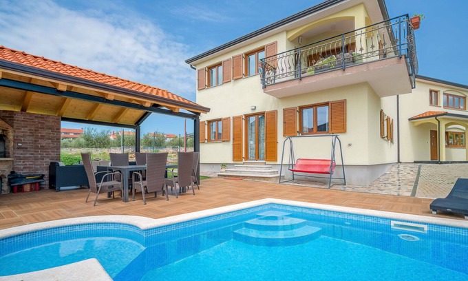 Tar-Vabriga Apartment | Nice apartment for 2 people with A/C, pool, WIFI, TV and pets allowed