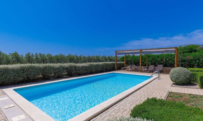Zambratija Apartment | Nice apartment for 4 people with pool, A/C, WIFI, TV and terrace