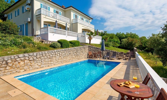 Martina House | Nice apartment in villa for 6 guests with pool, A/C, WIFI, TV, terrace and pets allowed