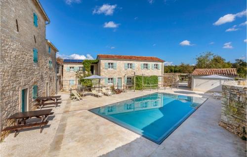 Karlovici Apartment | Nice Apartment In Zminj With Wifi