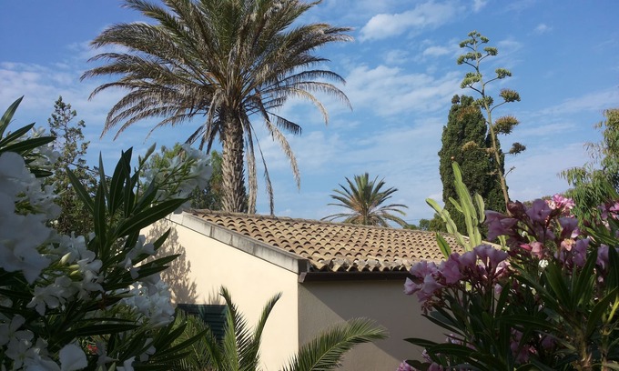 Marina di Modica House | Nice centrally located bungalow directly on the sandy beach