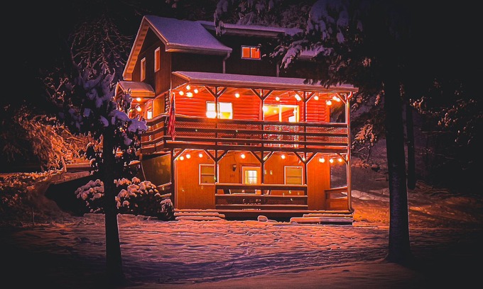 Wisconsin Dells House | Nine mins from Down Town Wisconsin Dells. Pet Friendly, Private Area