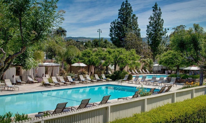 Napa Hotel | No Dull Moments in this Resort! 2 Relaxing Suites Near Lake Park, FREE Parking!