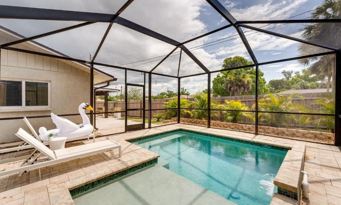 Laurel House | Nokomis Home with Screened Pool, 3 Mi to Beaches!