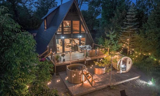 Lambton Shores Cottage | Nordic Spa Retreat - hot tub/Cold tub/sauna/fireplace