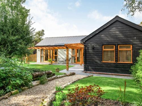 Colchester House | North Farm Lodges