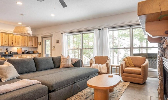 Breezy Point Cabin | North Loon-Charming|Kayaks|SUPs|Hot tub|Firepit