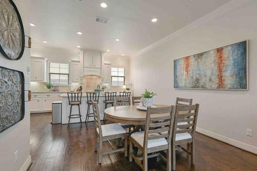 College Station House | Northgate Nest Townhome 2 BR 2.5 BA Office Walk to TAMU
