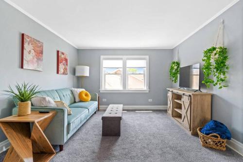 Norwood Park East Apartment | Norwood Park/Edison Park! Workstation & In-unit Laundry! 2nd Floor Apt