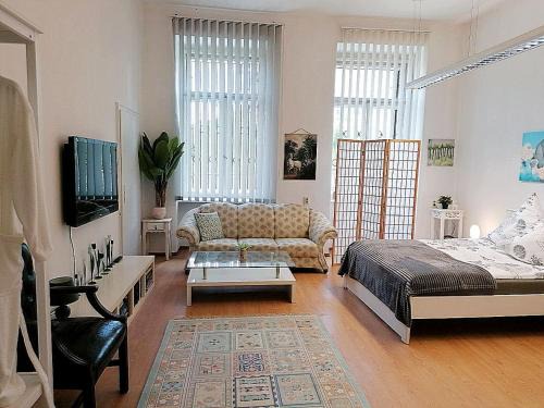 Annaberg-Buchholz House | Nr 3 Großzügiges Kamin-Zimmer mit King-Size Bett im Zentrum WLAN TV gute Laune