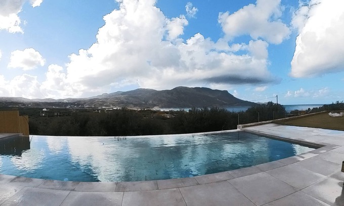 Trachilos House | Nusa Retreat- 3 Bedroom residence - Seaview infinity private pool