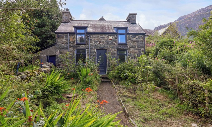Tanygrisiau Cottage | NYTH YR ERYR, pet friendly, with open fire in Blaenau Ffestiniog