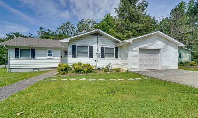 Oak Ridge House | Oak Ridge Retreat w/Porch < 1 Mi to Downtown