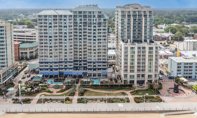 Northeast Virginia Beach Resort | Ocean Beach Club Virginia Beach - 3 BEDROOM SUITE W/2KG AND 1QN BEDS W/SOFABED