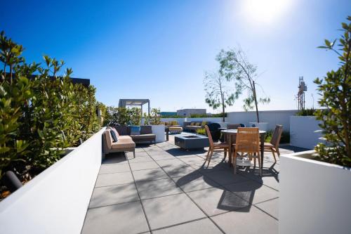 Downtown Apartment | Ocean Breeze 2 bed Apt with FREE PARKING in Santa Monica