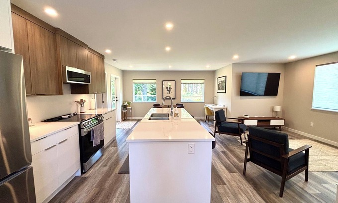 Sliammon House | Ocean View-Hobby Farm-Pets Welcome