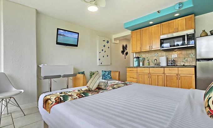 Waikiki Apartment | Ocean View Queen Studio with Balcony at the Waikiki Grand Hotel® 309