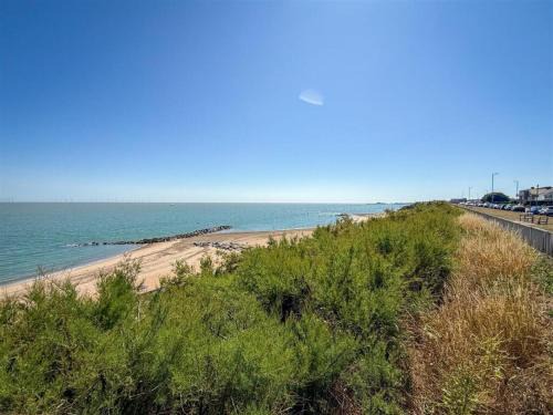 Holland-On-Sea House | Oceanfront 4BR Beach Retreat