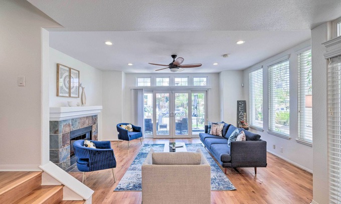 Townsite Cottage | Oceanside Home w/Rooftop Patio - Steps to Beach!